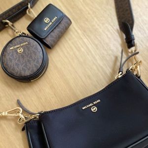 MICHAEL MICHAEL KORS
Md Mf Pouch Xbody W Strap Black